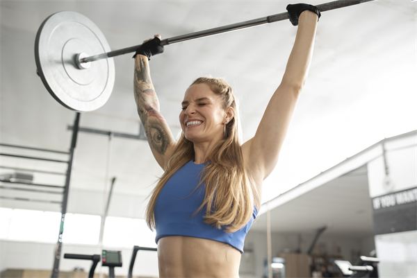Patient training with a barbell during a physical therapy session